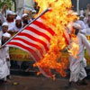 Miles de personas queman banderas de EE.UU. en Bangladesh