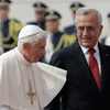 Benedicto XVI pide convivencia religiosa en una populosa misa