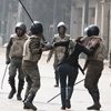 Muere un polic&#237a en unos enfrentamientos con manifestantes en Bahréin