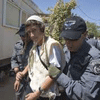 Enfrentamientos entre polic&#237as y colonos en un asentamiento ilegal