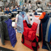 Una fábrica en Colombia propone ropa blindada para niños de EEUU