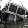 Al menos 50 desaparecidos en un naufragio en Bangladés