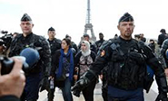 Un hombre se suicida en París delante de una decena de niños