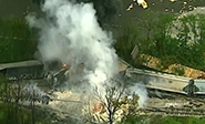 Tren de mercanc&#237as descarrila y se incendia en EEUU