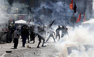 Verdadera batalla campal en la Plaza Taksim