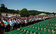 Los musulmanes de Bosnia conmemoran la masacre de Srebrenica