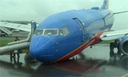 Un avi&#243n aterriza en Nueva York sin el tren de aterrizaje delantero