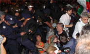 Polic&#237a b&#250lgara rompe bloqueo al Parlamento