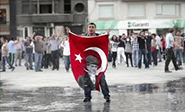 La Polic&#237a carga de nuevo contra los manifestantes en Estambul