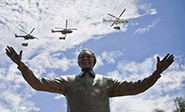 El Gobierno inaugura una estatua de bronce de Mandela