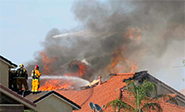 Un avi&#243n militar se estrella contra una zona residencial de California