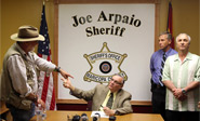 Joe Arpaio denuncia a Obama por sus medidas migratorias