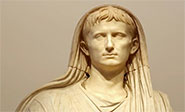 Conmemoran bimilenario de la muerte del emperador Augusto