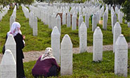 Srebrenica rinde homenaje a sus v&#237;ctimas 