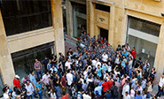 La Polic&#237;a desaloja a manifestantes de una sede gubernamental en Beirut