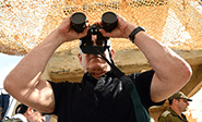 Netanyahu mirando por prismáticos cerrados: Todo está bajo control