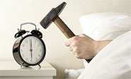 Retrasar el despertador y dormir “cinco minutos más”