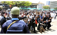 Kenia: La Policía dispersa con gas lacrimógeno una protesta contra la IEBC