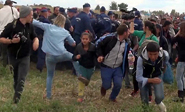 Imputada la cámara húngara que zancadilleó a refugiados en la frontera