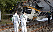 Al menos cuatro muertos al descarrilar un tren en Galicia