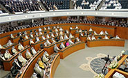 El emir de Kuwait disuelve el Parlamento