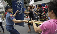Decenas de heridos en una protesta en Manila frente a la embajada de EEUU