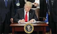 Trump firma una orden ejecutiva para limitar la normativa federal