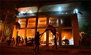 Manifestantes prenden fuego al Congreso de Paraguay