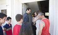 El presidente sirio visita junto a su familia a varios heridos en sus casas