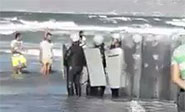 La policía marroquí persigue a los manifestantes hasta dentro del mar