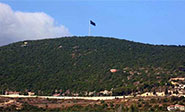 Hezbolá instala el emblema de “Hussein” en uno de los montes más elevados de Líbano
