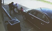 Brutal robo en Texas grabado por una cámara de seguridad de una gasolinera