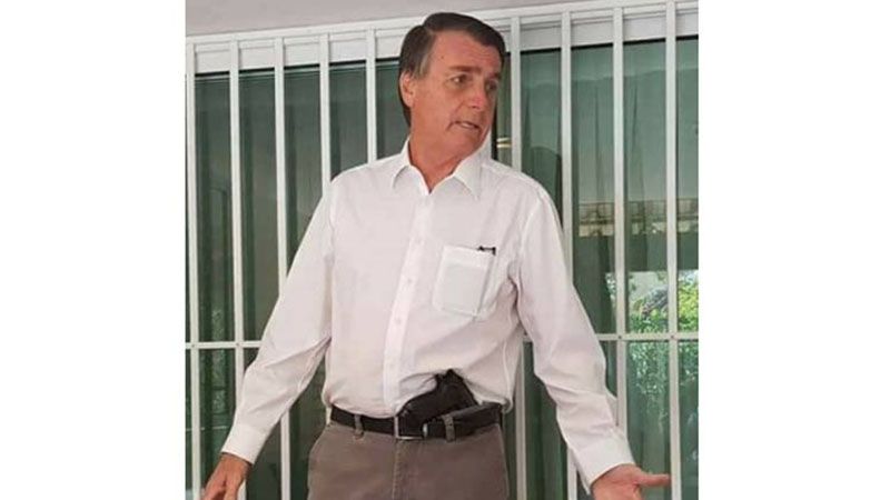 Bolsonaro “restablece el derecho” de “tener paz dentro de casa” firmando la ley del gatillo