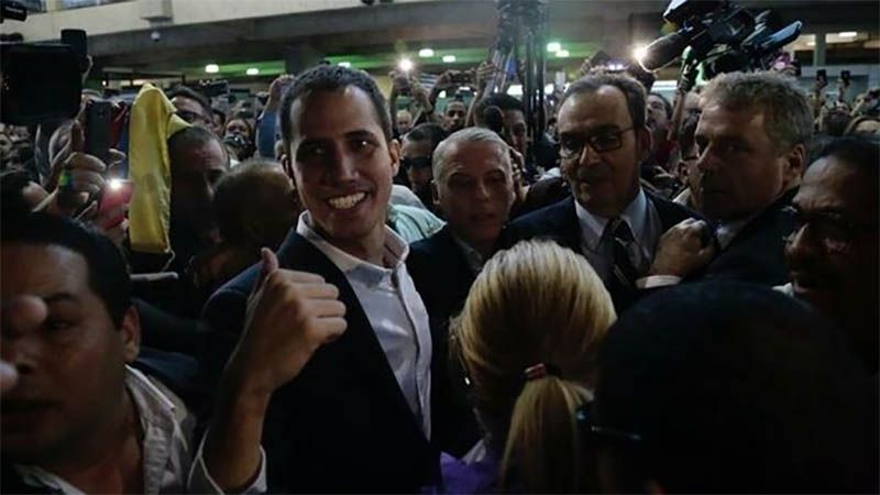 El golpista Guaidó regresa a Venezuela “amparado” de embajadores extranjeros y amenazas de EEUU