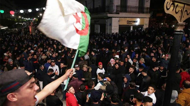 Los argelinos siguen con sus manifestaciones pese a anuncios de Bouteflika