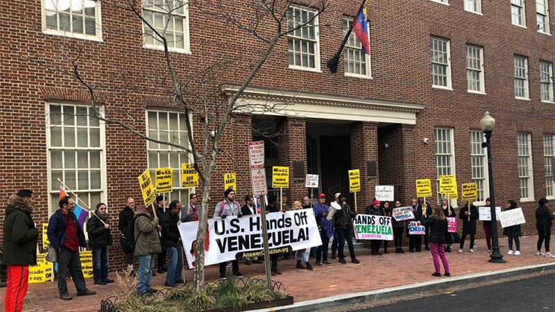 Activistas pernoctan en la embajada venezolana en EEUU para impedir su ocupación