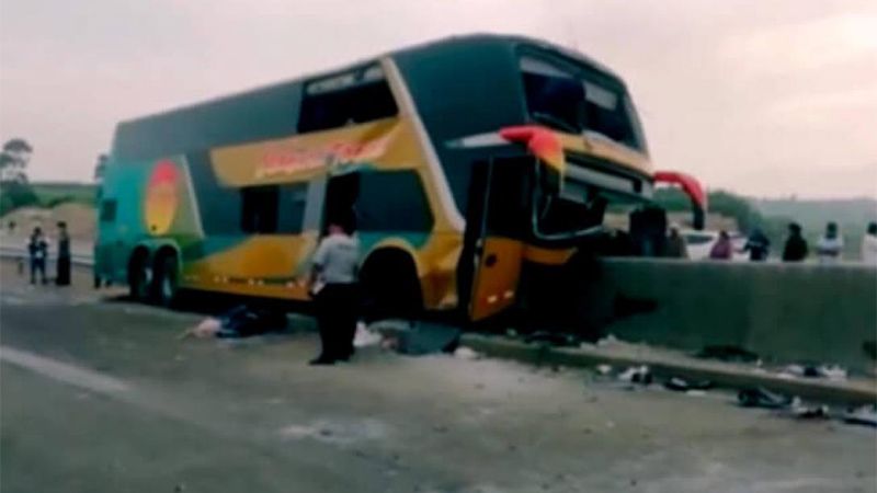 Mueren más de ocho personas por un accidente de un bus en Perú