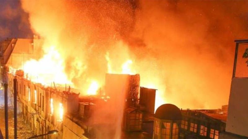 Un gran incendio se desató en una zona comercial del centro de Lima