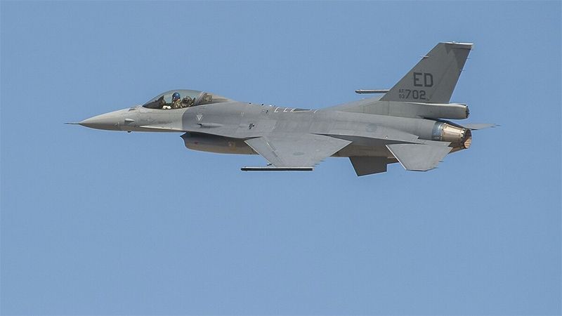 Se estrella un avión de combate F-16 en California
