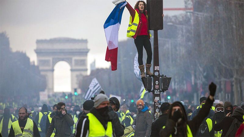 Los ‘chalecos amarillos’ salen a las calles de París en la 27.a ronda de protestas