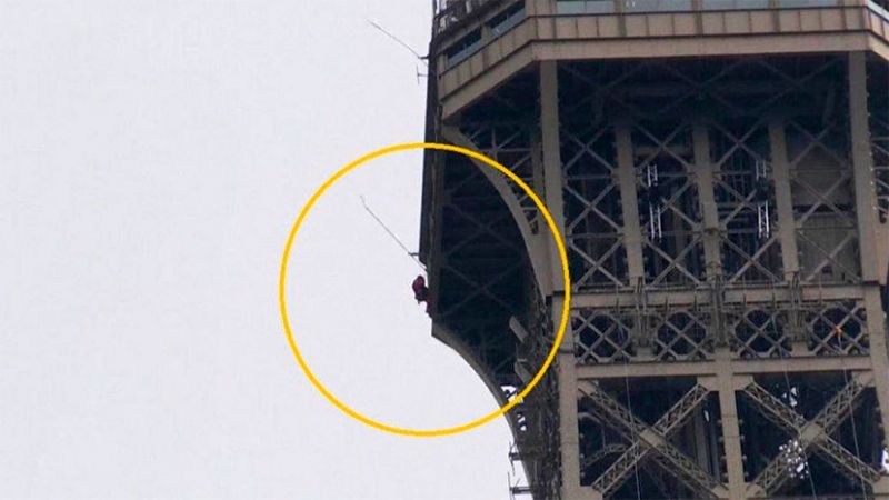 Evacuan la Torre Eiffel por detectar una persona escalando por la estructura