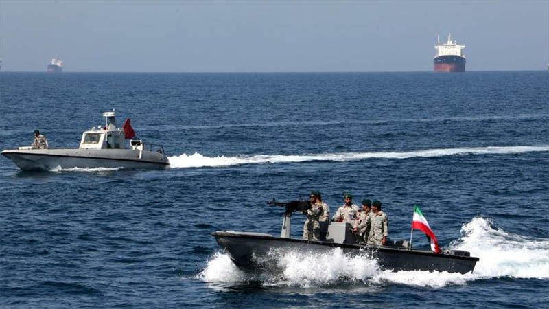 La Armada de Irán rescata a 44 miembros de los buques incendiados en mar de Omán