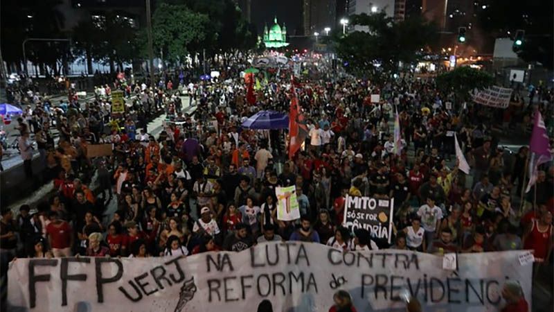 Millones de brasileños acatan huelga contra reformas de Bolsonaro