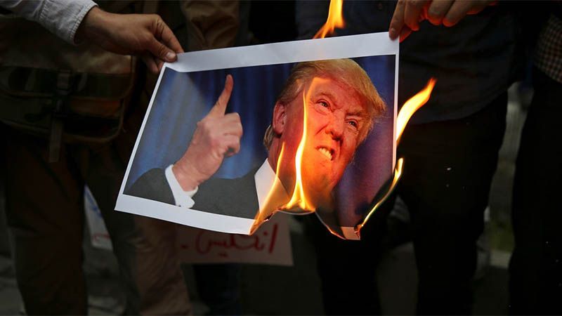 La política de sanciones de Trump a Irán llegó a su fin, según Bloomberg