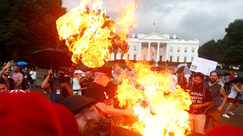 Manifestantes queman bandera de EEUU frente a Casa Blanca