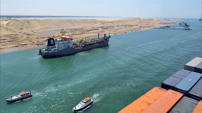 Egipto detiene a un buque con crudo iraní en el canal de Suez