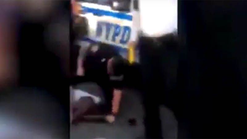 Policía de Nueva York da una brutal paliza a un afroamericano por saltar señal de parada
