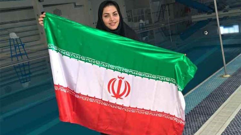 Mujer iraní impone récord de natación con las manos atadas