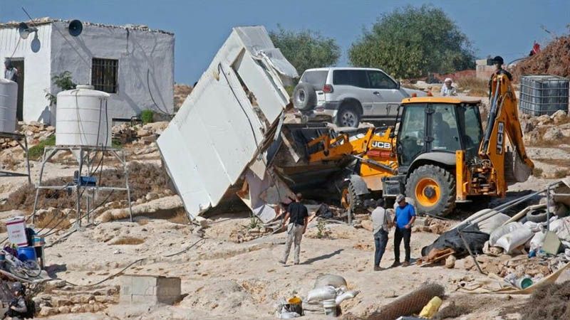 La ocupación israelí destruye casas móviles de palestinos cerca de Cisjordania