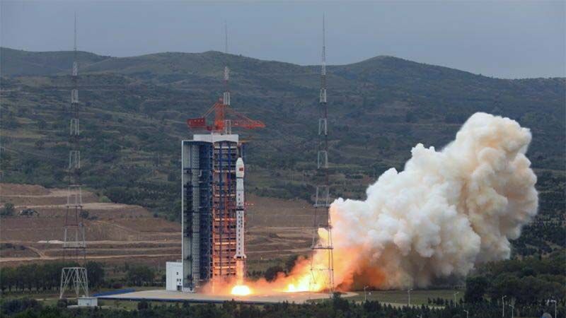 China pone en órbita tres nuevos satélites
